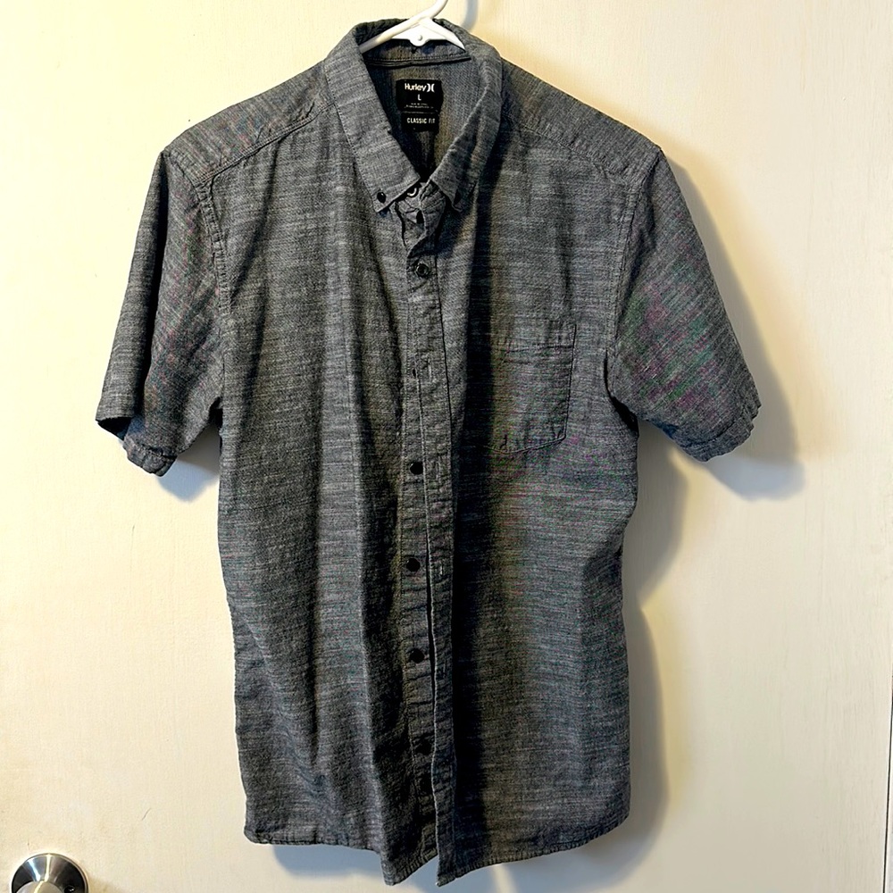 Hurley classic fit short sleeve button up Grey shirt. New condition!